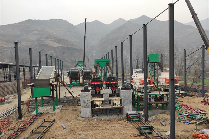 圓錐破碎機、制砂機、振動篩安裝現場