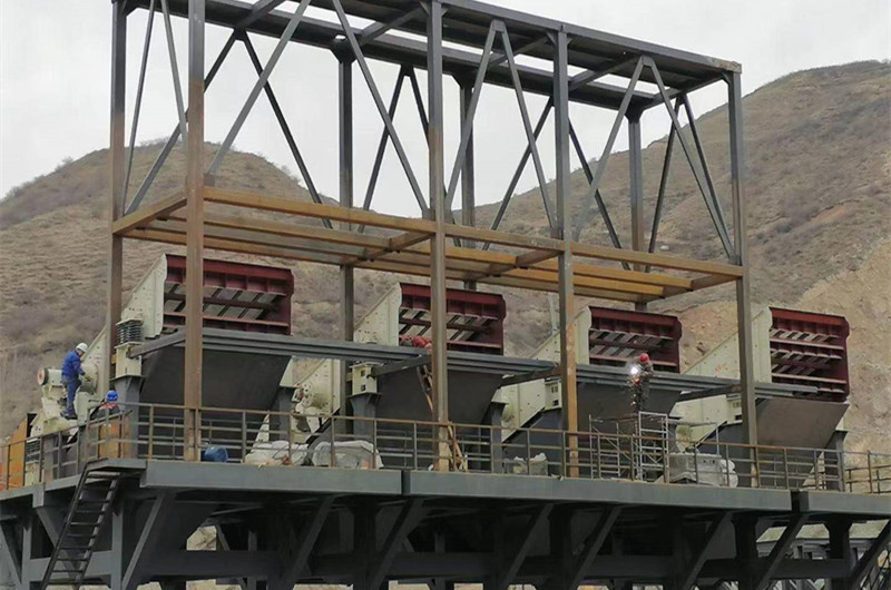 大型礦山礦石振動篩現(xiàn)場，多臺并排生產