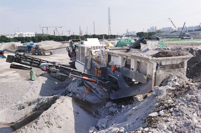 移動(dòng)破碎一體機(jī)加工建筑垃圾現(xiàn)場圖