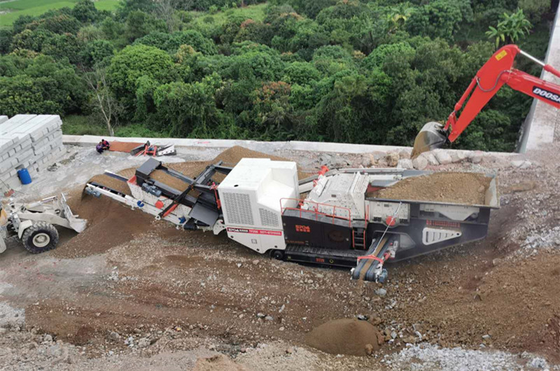 國產(chǎn)履帶移動(dòng)式建筑垃圾粉碎車