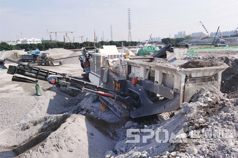 履帶移動碎石加工設備現場，建筑垃圾破碎現場