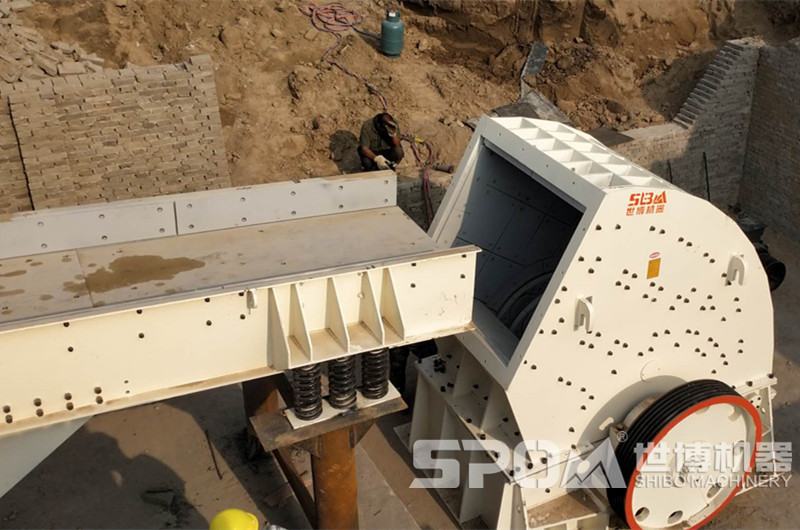 1512重錘破碎機現場圖，進料口細節圖