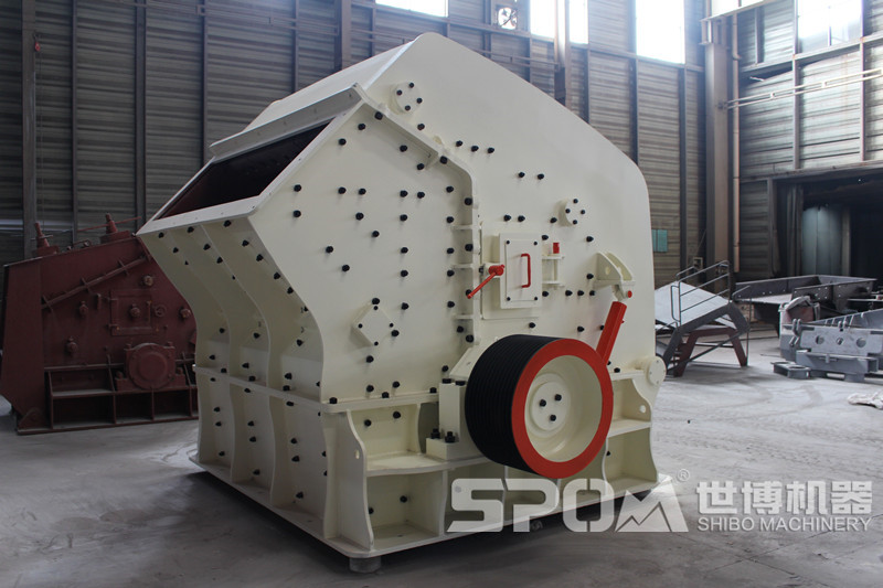 世博1520反擊破碎機生產車間