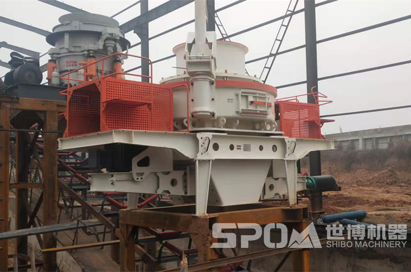 大理石生產(chǎn)機(jī)制砂現(xiàn)場(chǎng)，圓錐破和制砂機(jī)