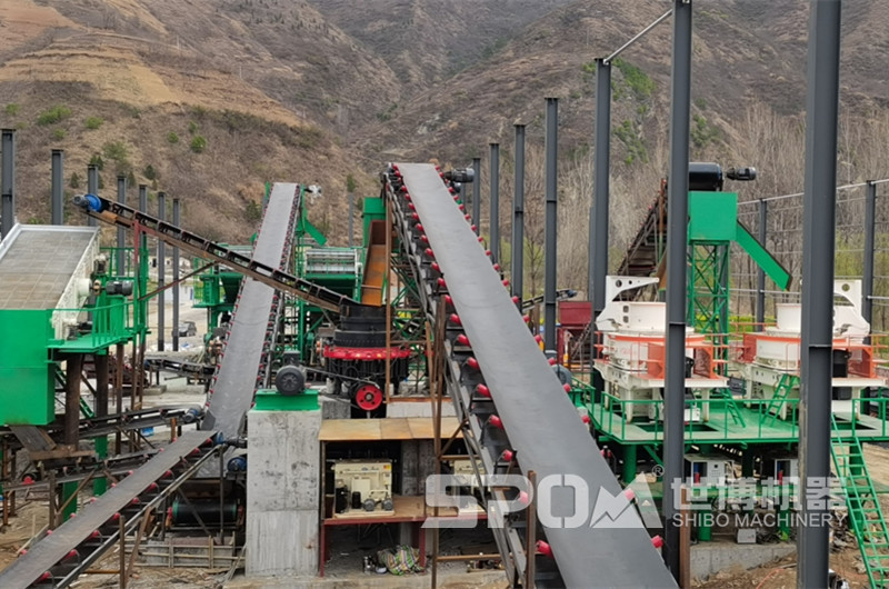 碎石機安裝現場，安裝好后加蓋廠房，室內生產更環保