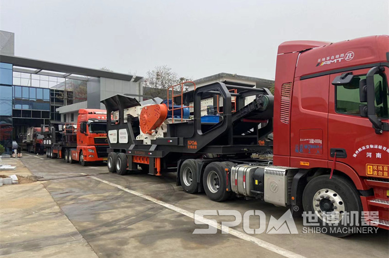 世博移動碎石機排隊發(fā)貨