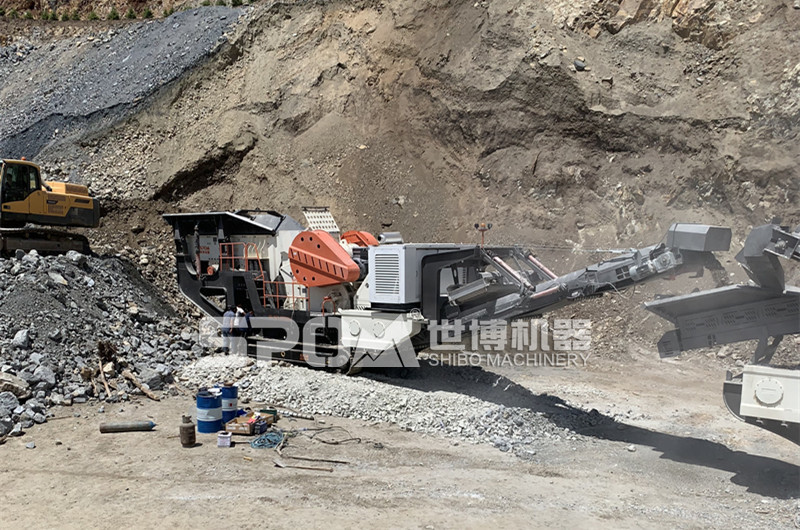 C116顎式移動(dòng)破碎機(jī)現(xiàn)場圖