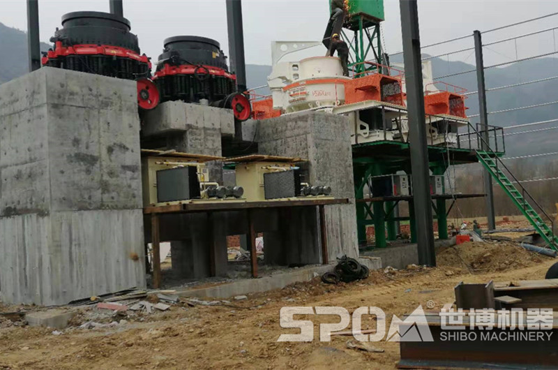 鵝卵石加工現(xiàn)場，圓錐破碎機(jī)和制砂機(jī)